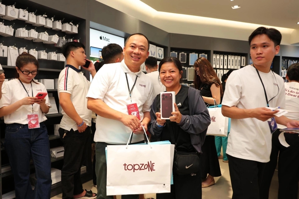 TopZone Delivers Nearly 20,000 iPhone 18 Pro Units On Opening Day